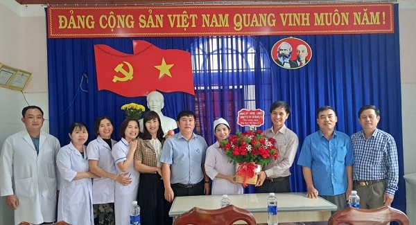 ĐẢNG ỦY - HĐND - UBND - UBMTTQVN XÃ EAKLY THĂM VÀ TẶNG HOA CHÚC MỪNG TRẠM Y TẾ XÃ NHÂN KỶ NIỆM 69 NĂM NGÀY THẦY THUỐC VIỆT NAM (27/02/1955 - 27/02/2024)