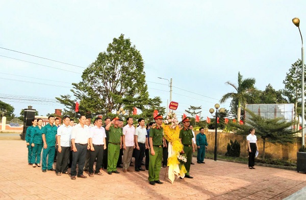 Nhân kỷ niệm 50 ngày giải phóng Miền Nam thống nhất Đất nước (30/4/1975-30/4/2025); 71 năm chiến thắng Điện Biên Phủ. Đảng ủy, HĐND, UBND, UBMTTQ Việt Nam xã Eakly  các ban, ngành, đoàn thể và các bạn đoàn viên thanh niên đại diện cho tuổi trẻ xã nhà về tại Nhà bia tưởng niệm để thắp những nén nhang tưởng nhớ các anh hùng liệt sĩ.