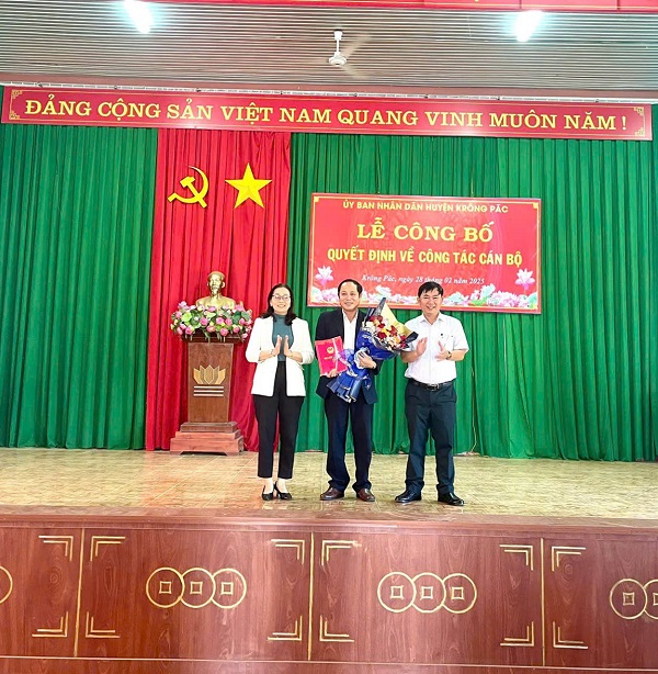 Hội nghị công bố Quyết định của Ban Thường vụ Huyện uỷ về công tác cán bộ tại xã Eakly