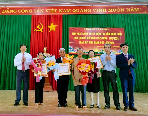 Đảng ủy xã Ea Kly tổ chức Lễ trao tặng Huy hiệu Đảng đợt 19/05/2024 cho các đồng chí đảng viên 55, 45 năm tuổi Đảng.