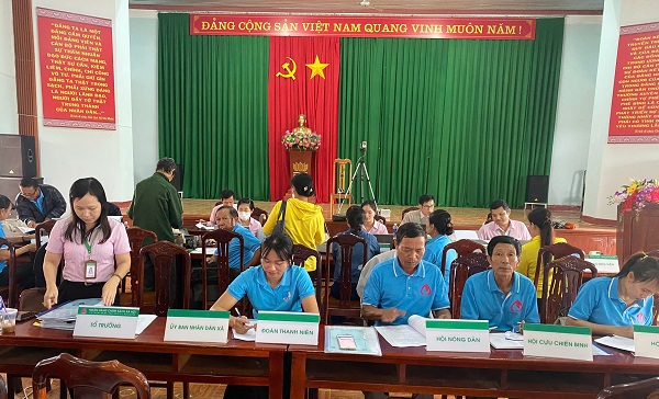 Sáng ngày 18/9/2024 tại hội trường UBND xã Ea Kly, Ngân hàng Chính sách xã hội Huyện Krông Pắc giao dịch định kỳ với các tổ chức chính trị xã hội nhận ủy thác và các tổ TK&amp;VV để đánh giá hoạt động tín dụng chính sách xã hội tháng qua và triển khai nhiệm vụ tháng tới. và giải ngân các nguồn vốn vay