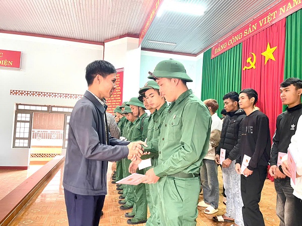 XÃ EAKLY TỔ CHỨC GẶP MẶT, TẶNG QUÀ THANH NIÊN LÊN ĐƯỜNG NHẬP NGŨ NĂM 2025