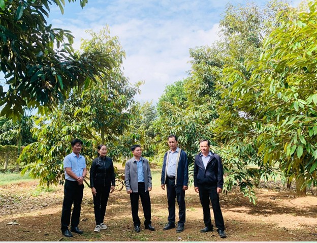 ĐOÀN CÔNG TÁC CỦA BAN THƯỜNG VỤ ĐẢNG UỶ XÃ EAKLY THĂM VÀ LÀM VIỆC TẠI CƠ SỞ, ĐỘNG VIÊN CÁC MÔ HÌNH, CÔNG TRÌNH THI ĐUA CHÀO MỪNG ĐẠI HỘI ĐẠI BIỂU TOÀN QUỐC LẦN THỨ XIV CỦA ĐẢNG VÀ CHÀO MỪNG BẦU CỬ LẦN THỨ XVI VÀ ĐẠI BIỂU HĐND CÁC CẤP NHIỆM KỲ 2026 - 2031.