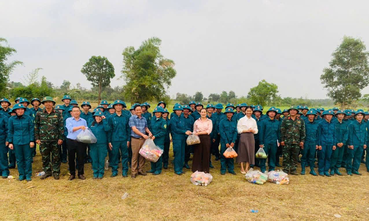 ẤM TÌNH HẬU PHƯƠNG NƠI THAO TRƯỜNG NẮNG GIÓ