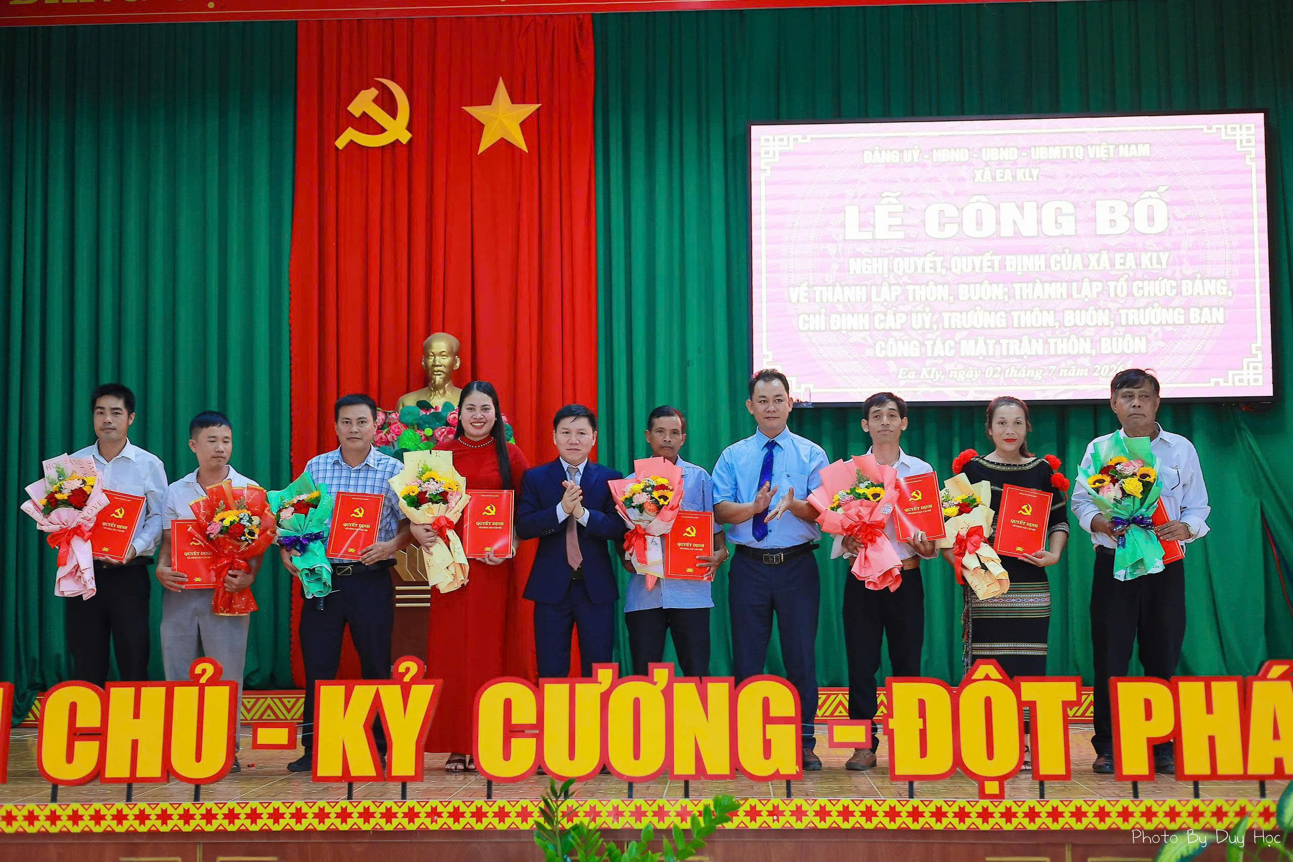 XÃ EA KLY TỔ CHỨC LỄ CÔNG BỐ NGHỊ QUYẾT, QUYẾT ĐỊNH VỀ THÀNH LẬP THÔN, BUÔN VÀ CÔNG TÁC NHÂN SỰ THÔN, BUÔN