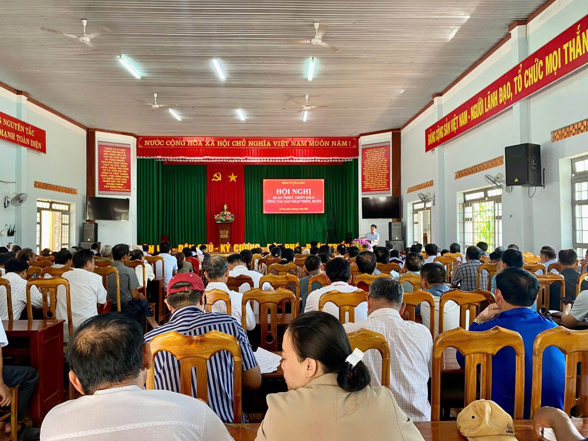 EA KLY: HỘI NGHỊ QUÁN TRIỆT, TRIỂN KHAI CÁC VĂN BẢN VỀ SẮP XẾP,  SÁP NHẬP THÔN, BUÔN