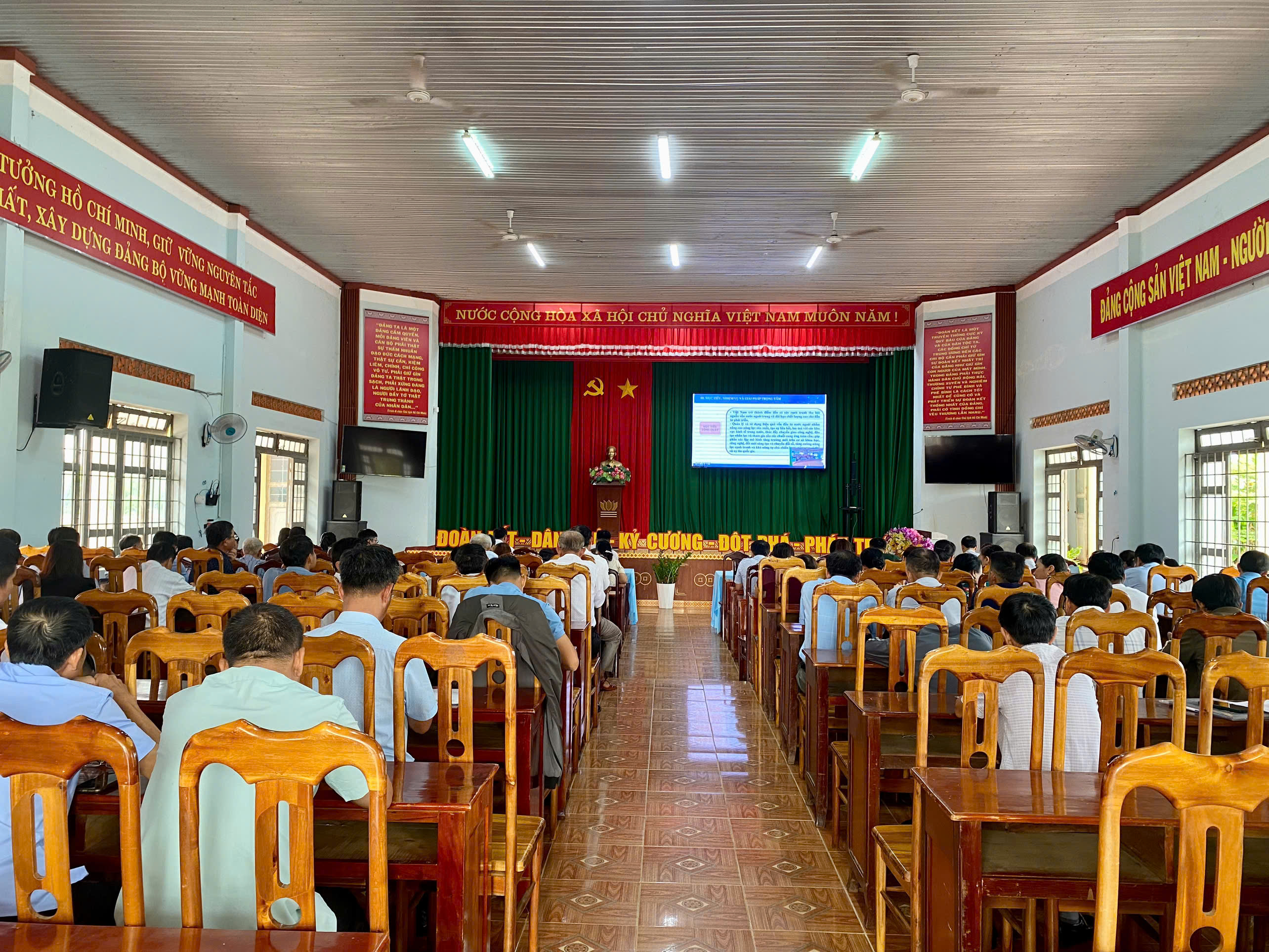 XÃ EA KLY THAM DỰ HỘI NGHỊ TOÀN QUỐC QUÁN TRIỆT NGHỊ QUYẾT CỦA BỘ CHÍNH TRỊ VỀ PHÁT TRIỂN KINH TẾ CÓ VỐN ĐẦU TƯ NƯỚC NGOÀI