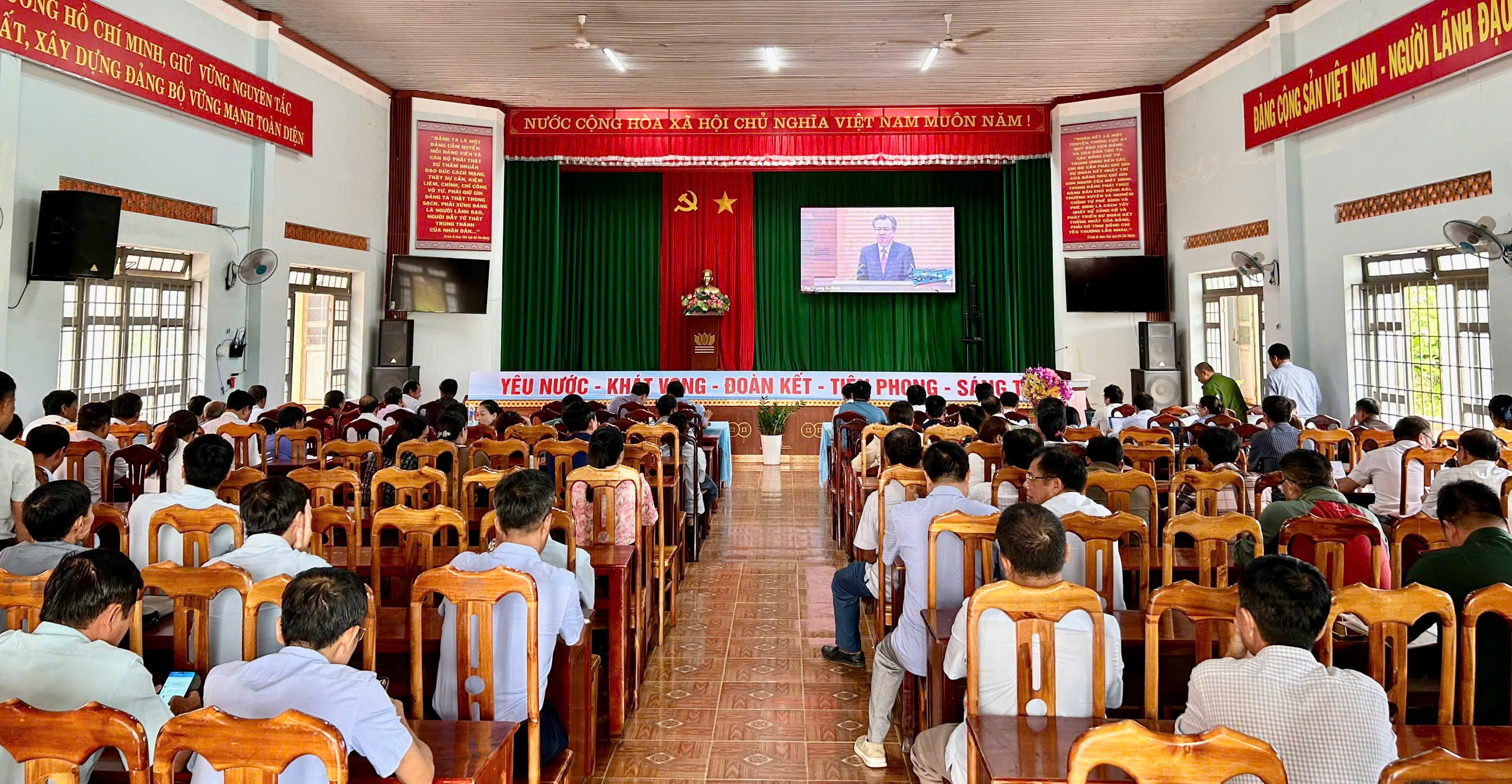 Xã Ea Kly tham dự Hội nghị toàn quốc nghiên cứu, học tập, quán triệt và triển khai thực hiện Nghị quyết Hội nghị lần thứ ba Ban Chấp hành Trung ương Đảng khóa XIV