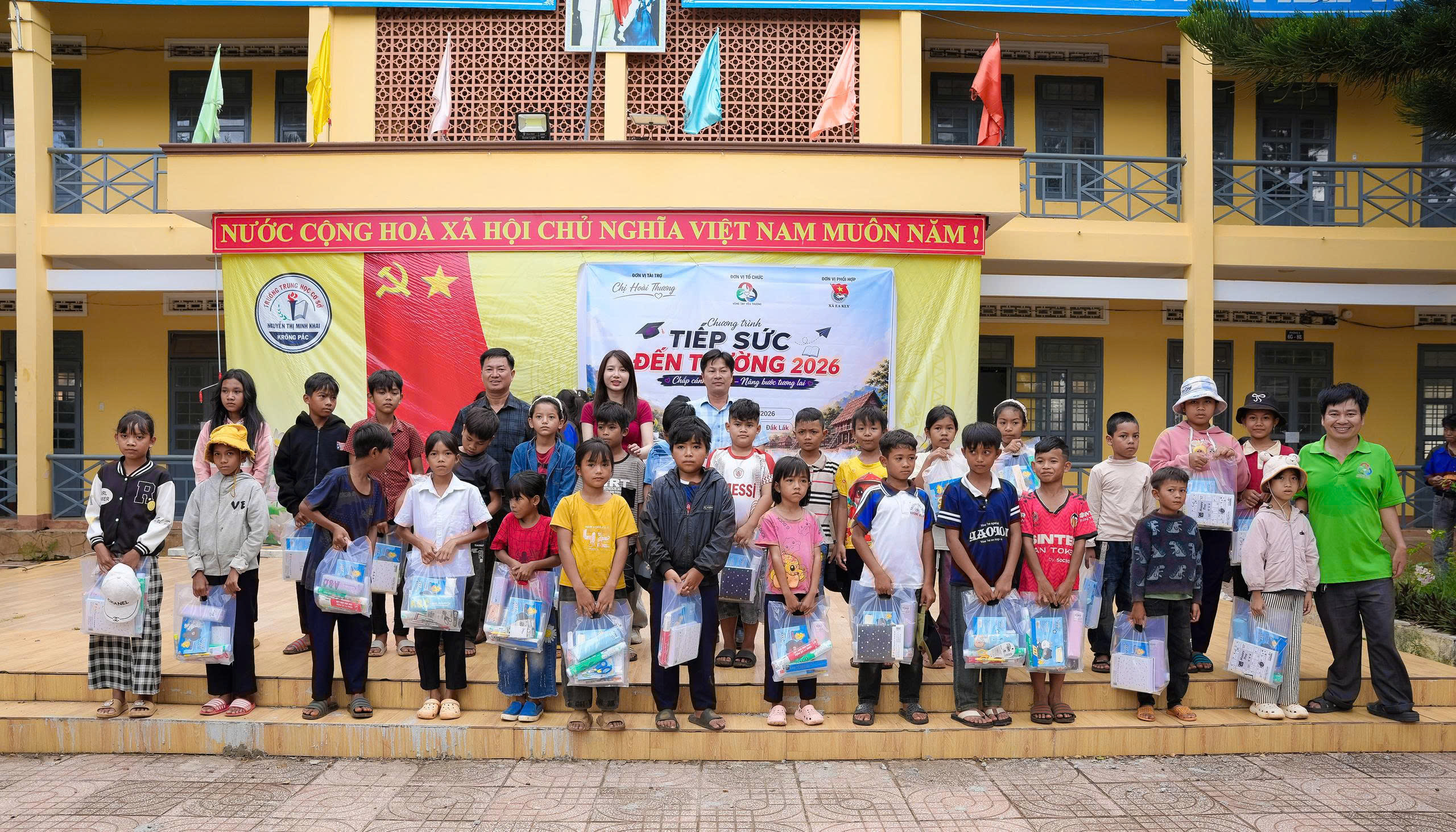 Mang yêu thương về buôn, tiếp thêm động lực cho học sinh có hoàn cảnh khó khăn