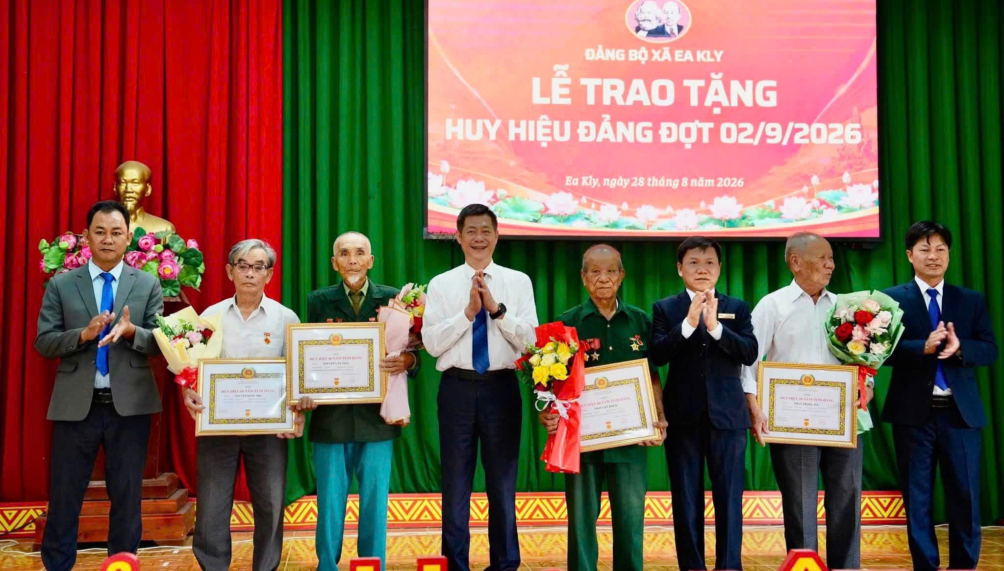 Đảng ủy xã Ea Kly: Tổ chức sinh hoạt chính trị và trao tặng Huy hiệu Đảng cho 59 đảng viên