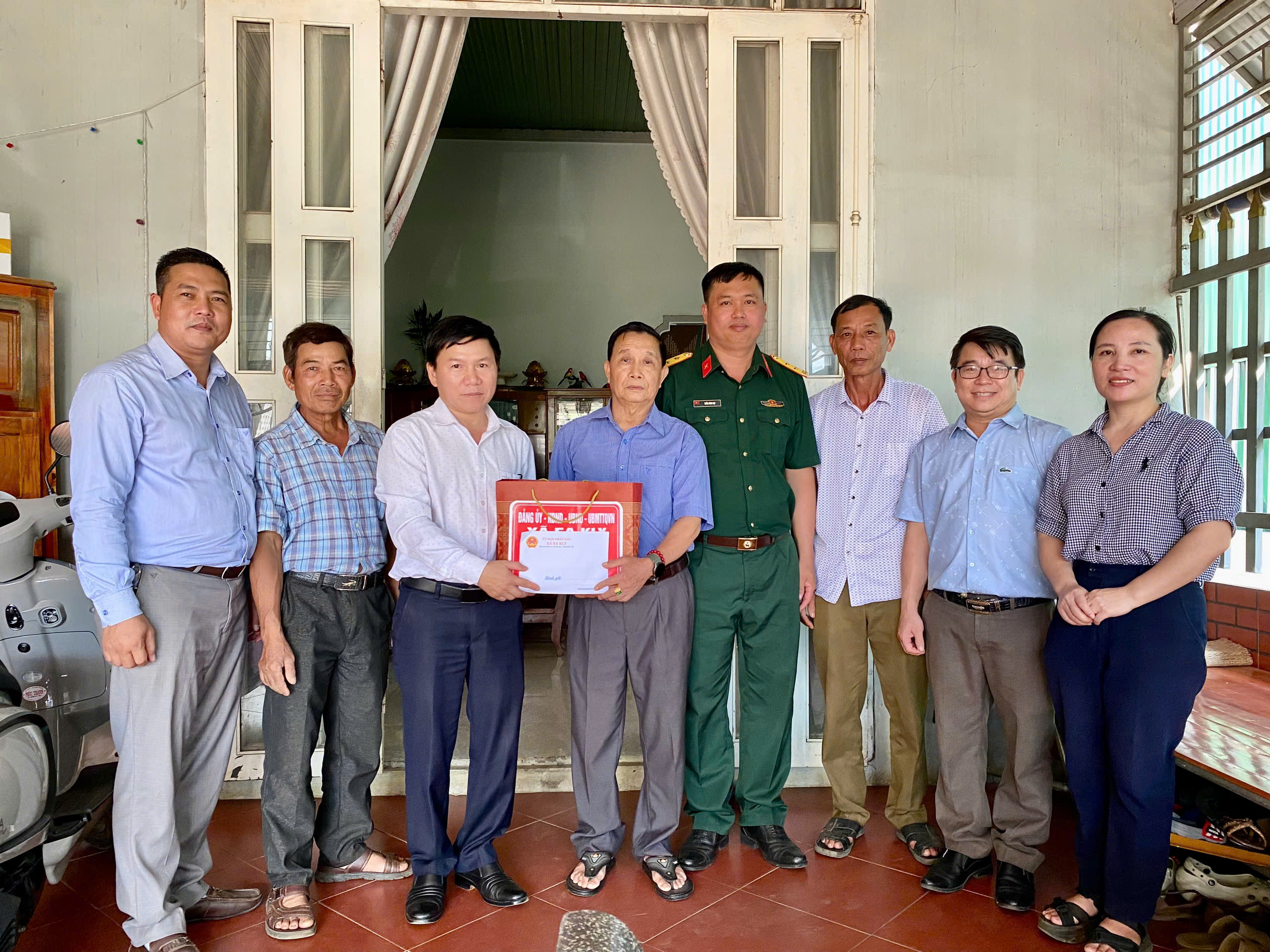 Xã Ea Kly tổ chức các đoàn thăm, tặng quà người có công nhân kỷ niệm 79 năm Ngày Thương binh - Liệt sĩ