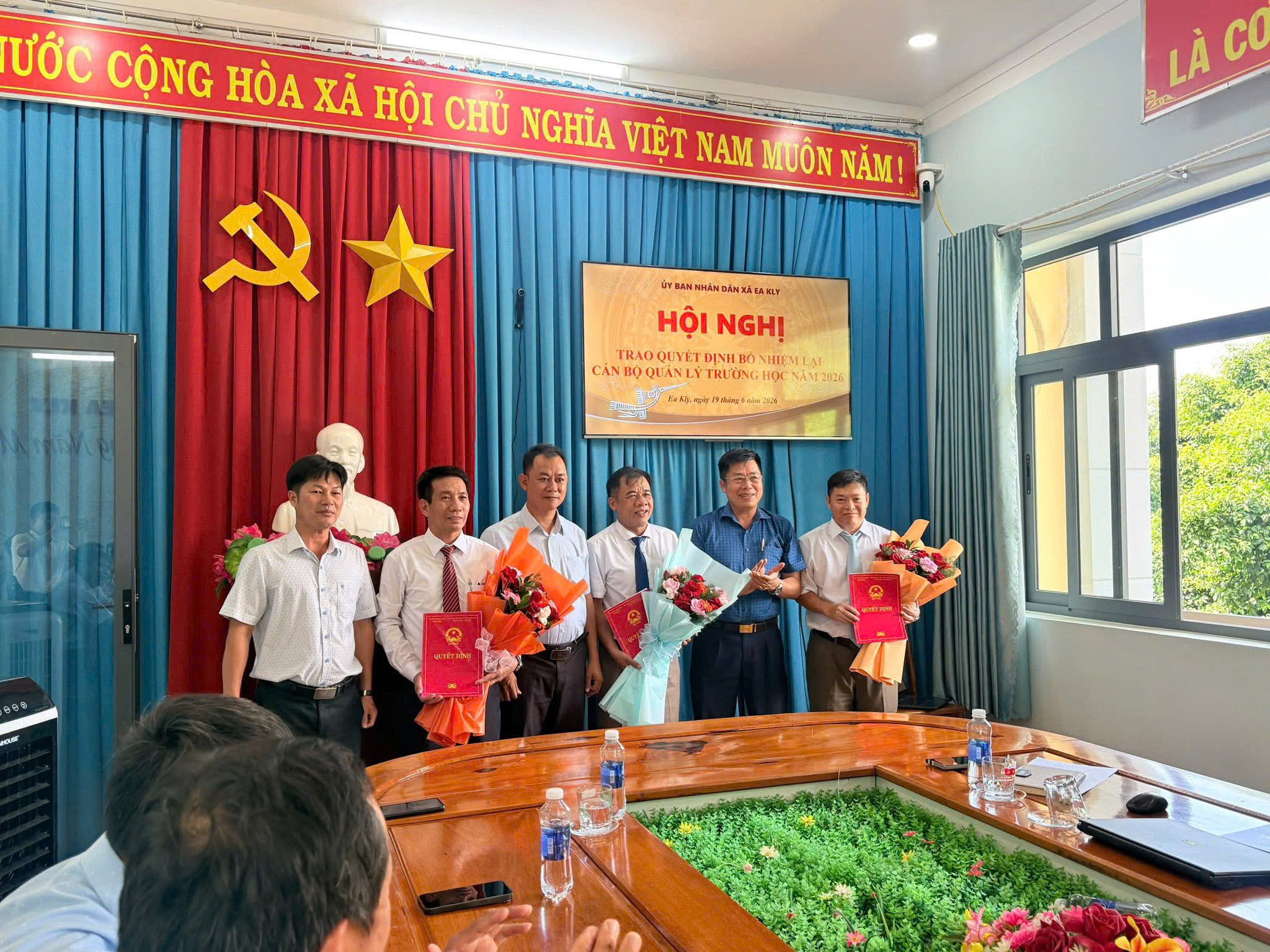 UBND XÃ EA KLY TRAO QUYẾT ĐỊNH BỔ NHIỆM LẠI CÁN BỘ QUẢN LÝ TRƯỜNG HỌC NĂM 2026