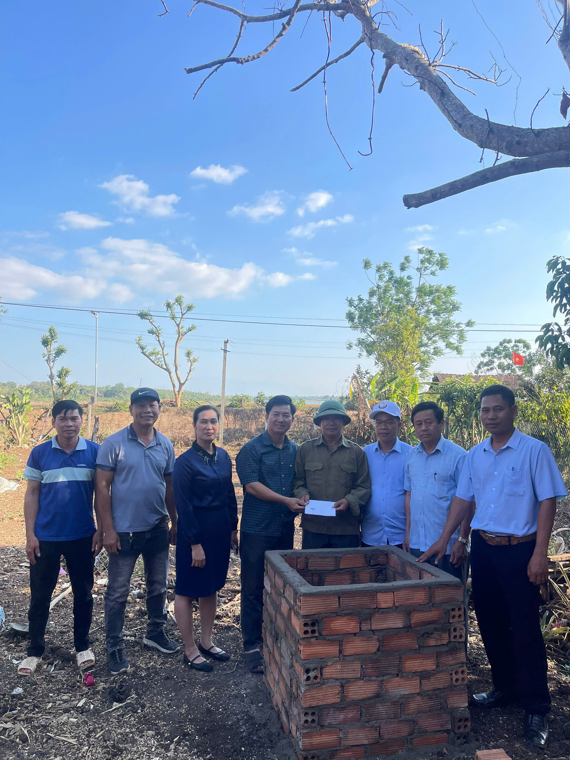 Ea Kly: Đột phá môi trường nông thôn từ mô hình lò đốt rác hộ gia đình